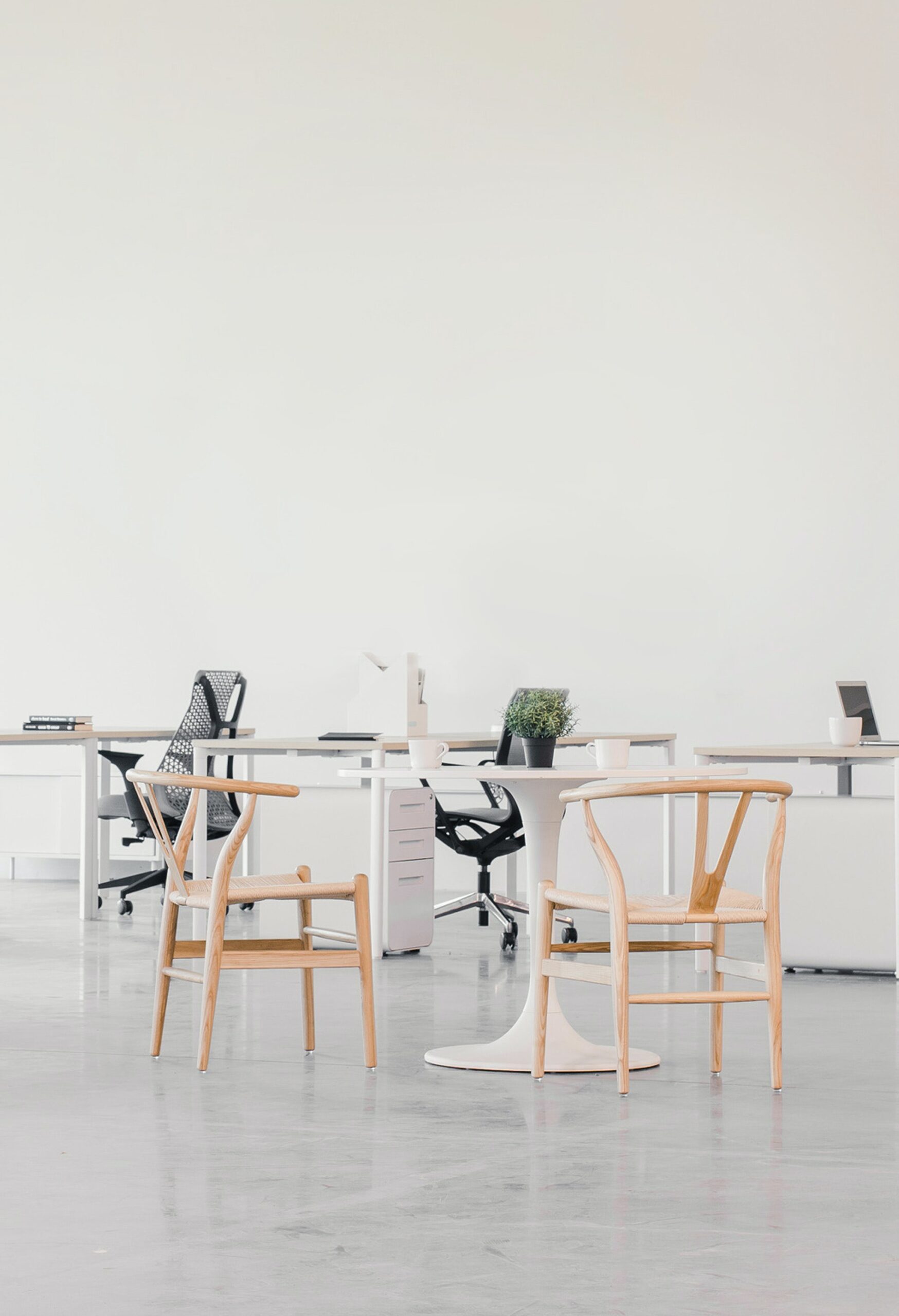 Article cover : Photo of desks and chairs in a White Office
